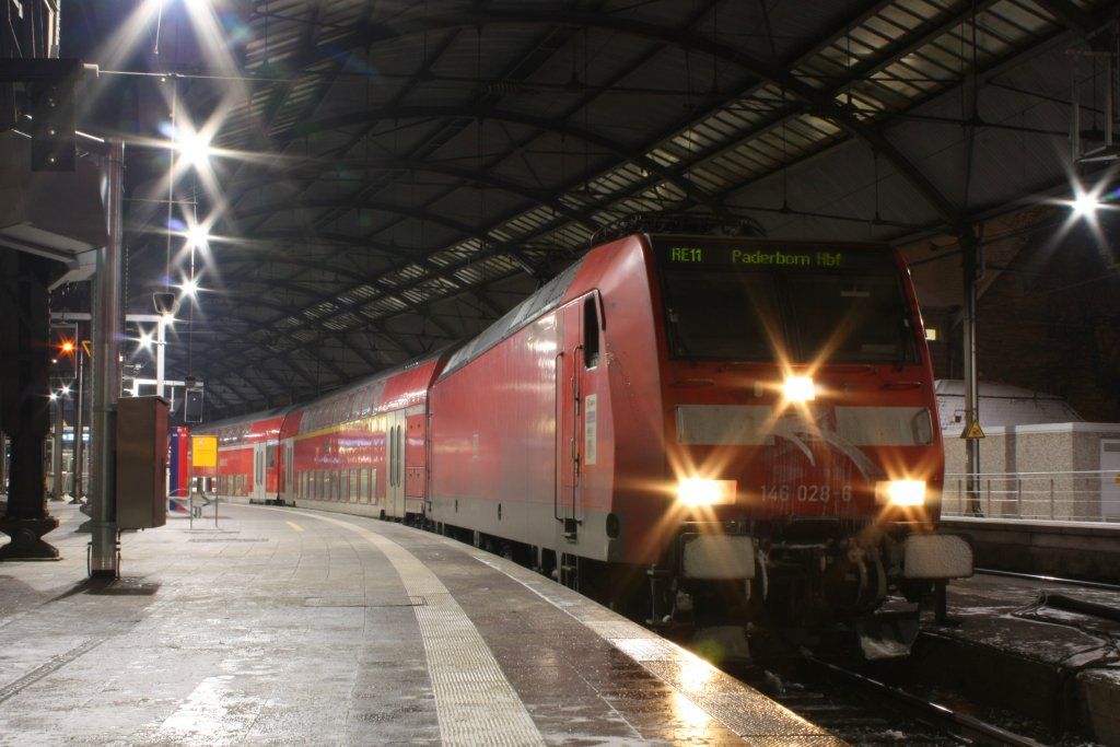 Die 146 028-6 am 14.12.2010 in Aachen Hbf als RE1 Paderborn. Allerdings steht auf der Zugziehlanzeige RE11 Paderborn.