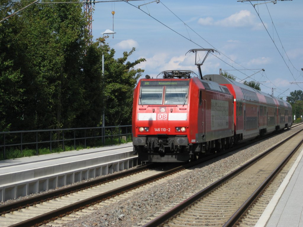 Die 146-110-2 zog am 05.09.2010 den IRE 5195 Karlsruhe Hbf - Kreuzlingen. Das  Gespann  durchfhrt gerade den Banhhof von Bruchhausen (b Ettlingen). Die Lok wirbt fr das Baden-Wrttemberg-Ticket.