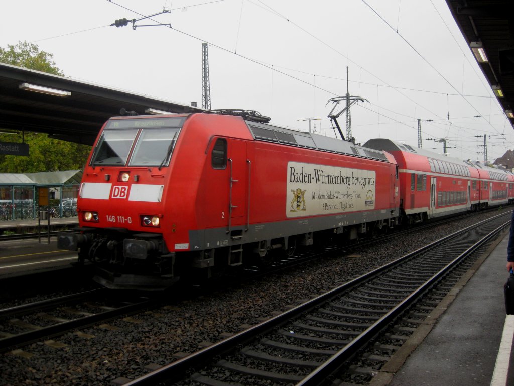 Die 146-111-0 zog am 16.10.2010 den RE 5193 von Karlsruhe nach Kreuzlingen. Das Gefhrt fhrt gerade den Bahnhof von Rastatt ein.