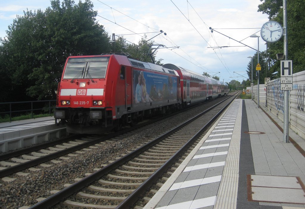 Die 146-235-7 mit Dostos fuhr am 24.06.2011 als RE 4719 von Karlsruhe Hbf nach Konstanz. Diese Gefhrt braust gerade durch Bruchhausen (b Ettlingen). Nchster Halt: Rastatt Bf. Diese 146 wirbt fr den Europa-Park.