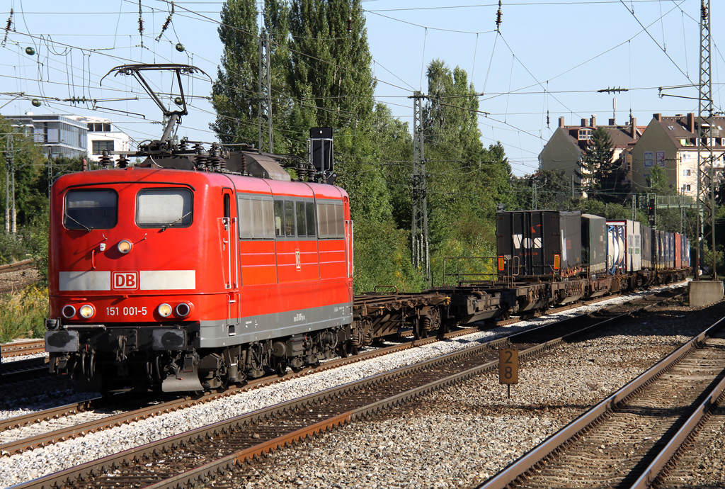 Die 151 001-5 zieht einen Containerzug durch Mnchen Heimeranplatz am 08.09.2012