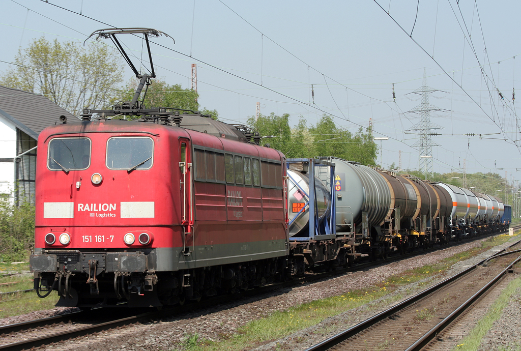 Die 151 161-7 zieht einen Gz durch Ratingen Lintorf am 20.04.2011