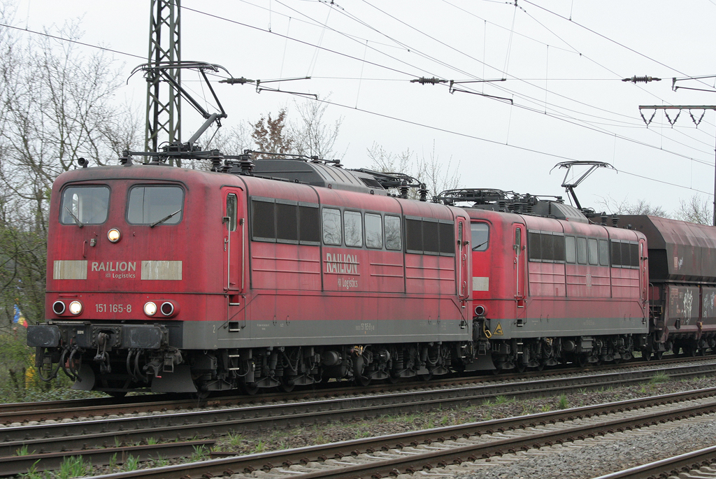 Die 151 165-8 und 151 103-9 fahren einen Kohlezug durch Duisburg Neudorf am 01.04.2011