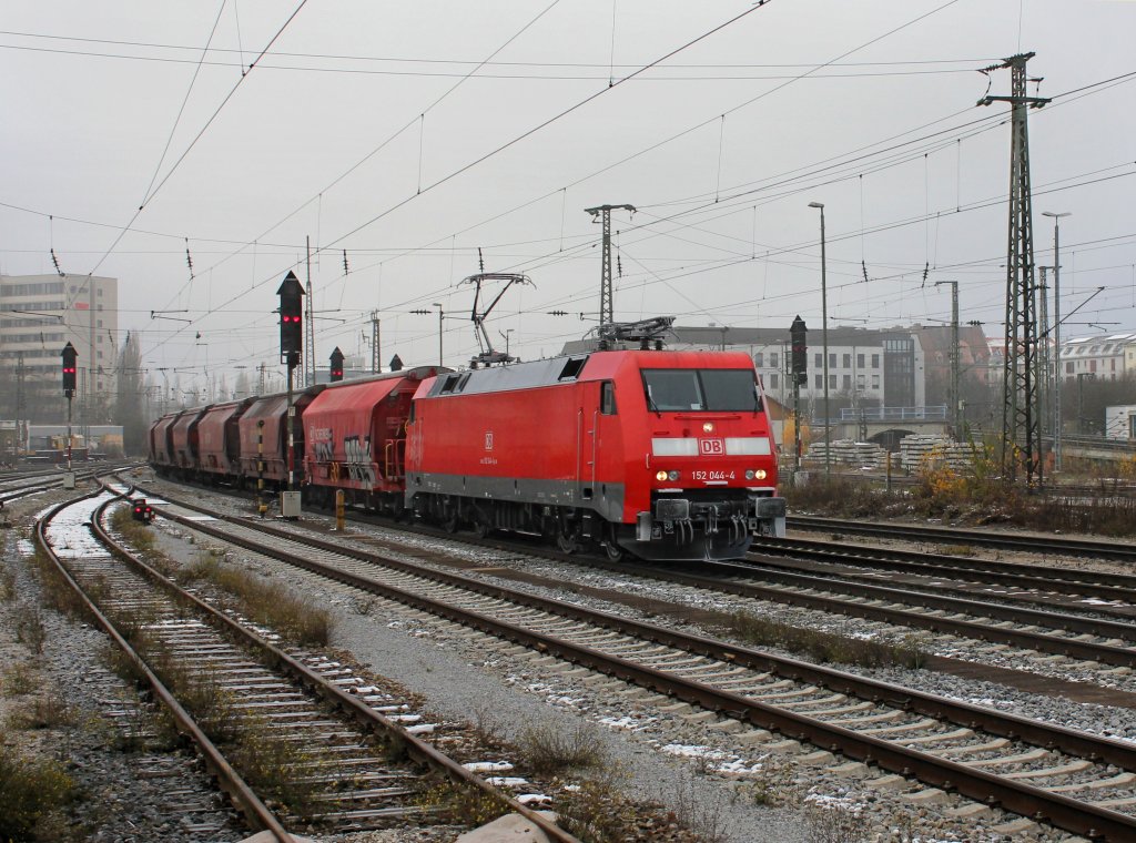 Die 152 044 mit einem Gterzug am 01.12.2012 bei der Durchfahrt in Mnchen Ost.