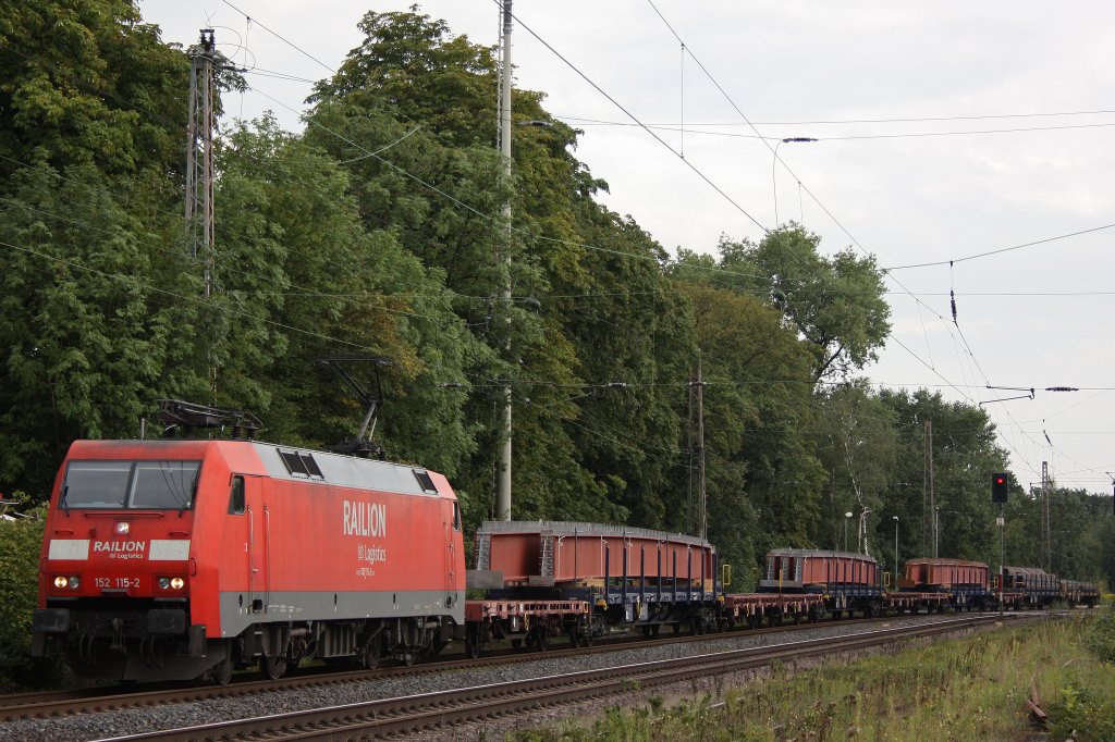 Die 152 115 zog am 25.8.11 vier neue Brckenteile durch Ratingen-Lintorf.