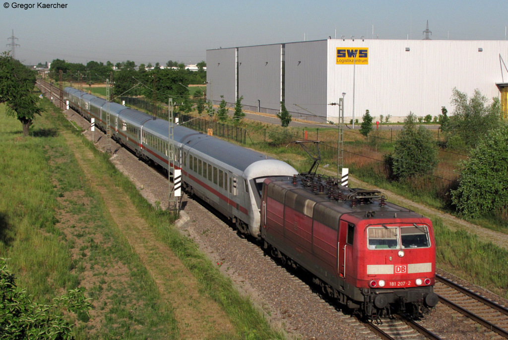 Die 181 207-2 mit dem IC 361 (Strabourg-Mnchen) am 25.05.2011 bei Malsch.