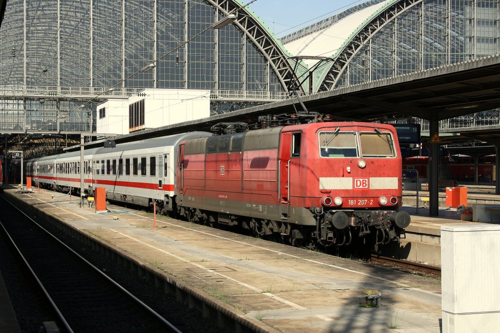 Die 181 207-2 wurde am 28.06.2011 ab Frankfurt (Main) Hbf als ICE Ersatzzug eingesetzt.