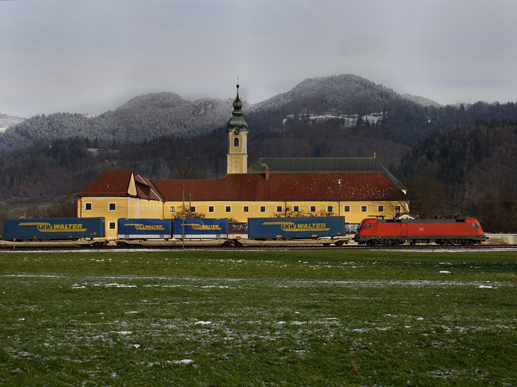 Die 182 015 am 05.12.2009 mit einem KLV-Zug unterwegs bei Niederaudorf. 