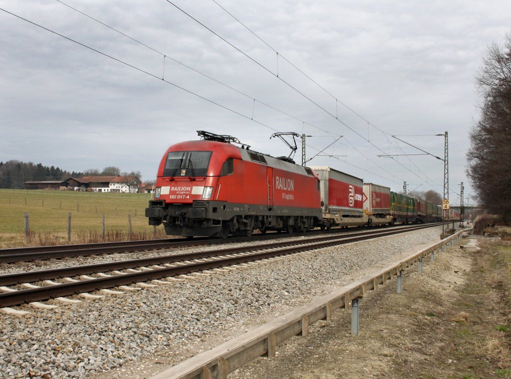 Die 182 017 mit einem KLV-Zug am 20.03.2010 unterwegs bei Vogl.