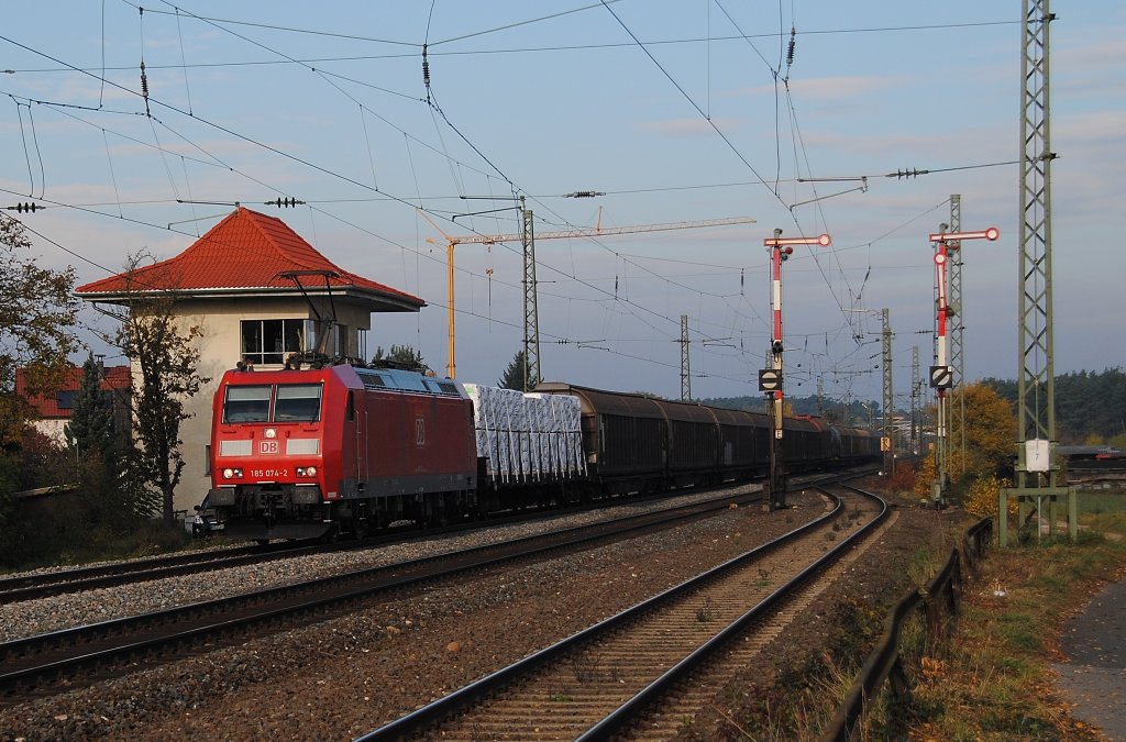 Die 185 074 fuhr am 31.10.2010 mit ihrem Gz in Richtung Nrnberg. Hier durchfuhr sie den Bahnhof Hirschaid.