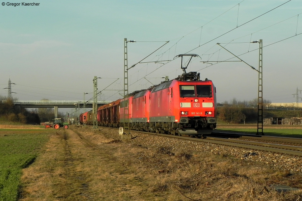 Die 185 141-9 zieht einen kurzen gemischten Gterzug Richtung Sden. Dahinter fuhren noch kalt die 185 107-0 und die 151 028-8 mit. Aufgenommen am 22.02.2012 bei Graben-Neudorf.