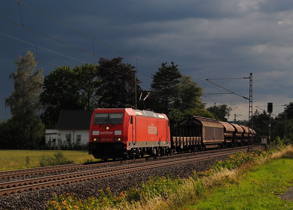 Die 185 228 fuhr bei weltuntergangsstimmung mit ihrem Gterzug auf der Kbs 840 nach Saalfeld. Hier aufgenommen am 23.06.2011 bei Hochstadt.