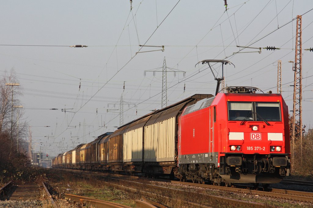 Die 185 371 fuhr am 29.1.11 mit einem Papierzug durch Ratingen-Lintorf.