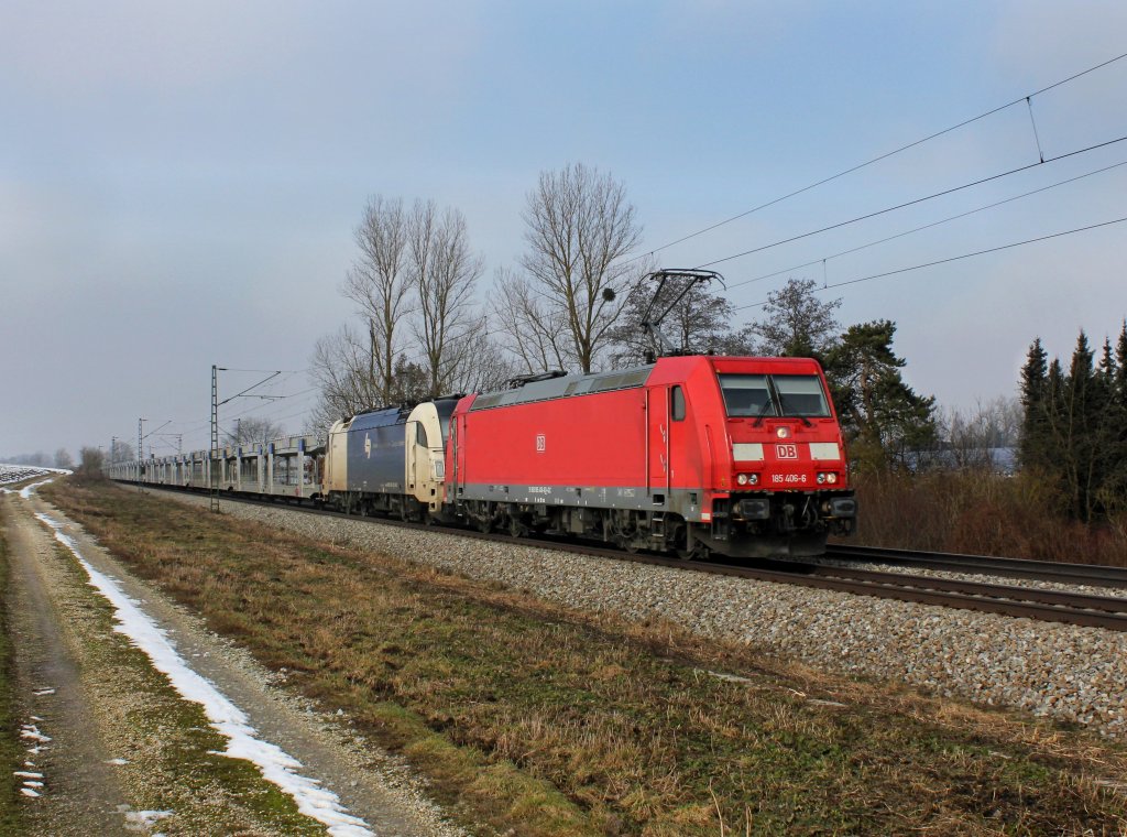 Die 185 406 und die 183 705 mit einem leeren Autozug am 03.03.2013 unterwegs bei Langenisarhofen.