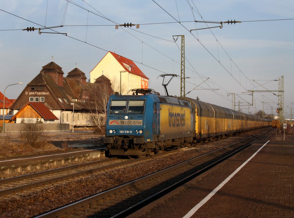 Die 185 518 mit einem Autozug am 12.03.2011 bei der Durchfahrt in Obertraubling.