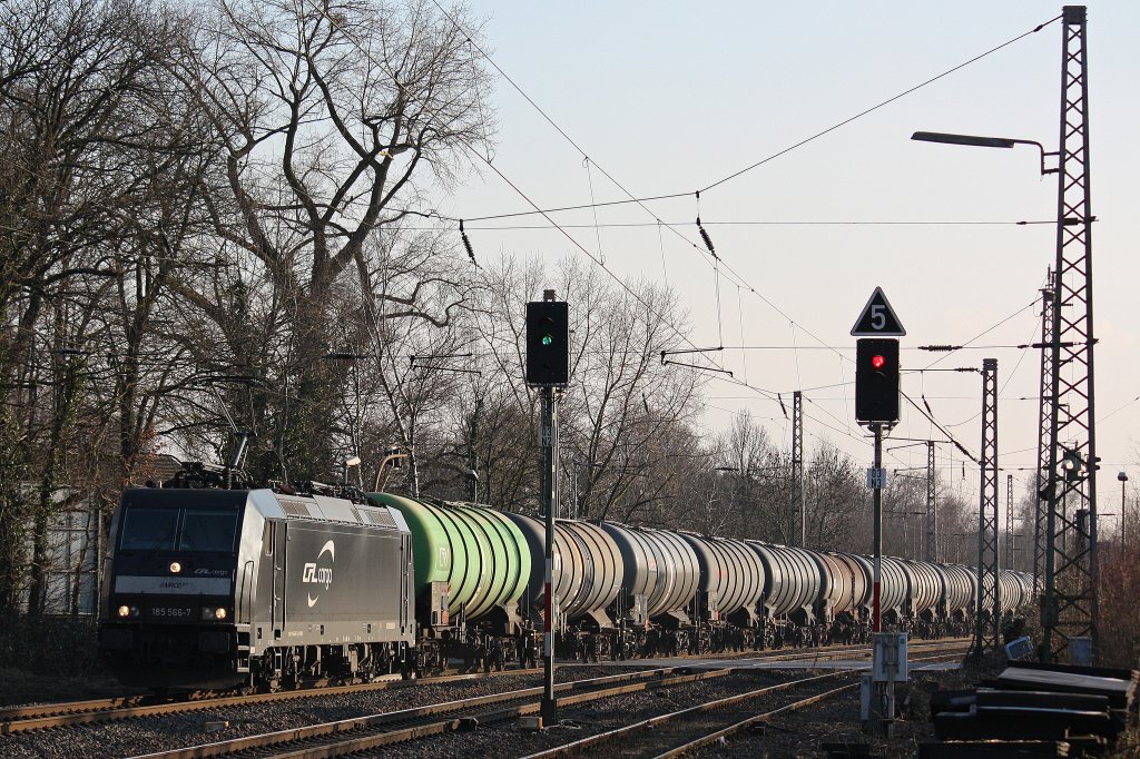 Die 185 566 von MRCE/CFL Cargo zog am 4.2.11 einen Kesselwagenzug durch Ratingen-Lintorf.