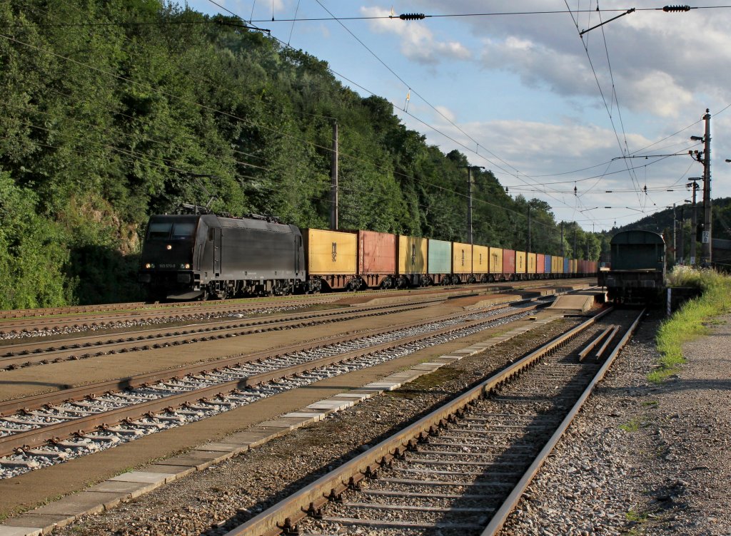 Die 185 570 mit einem Containerzug am 14.07.2012 bei der Einfahrt in Wernstein.