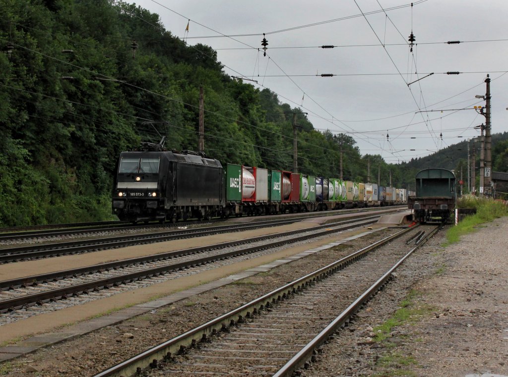 Die 185 573 mit einem Containerzug am 14.07.2012 bei der Durchfahrt in Wernstein.