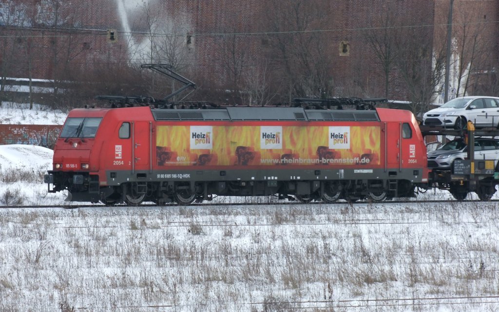 Die 185 586 5 der HGK heizt hier in Halle/S. am frhen Nachmittag des 16.12.2010 dem Winter ein.
