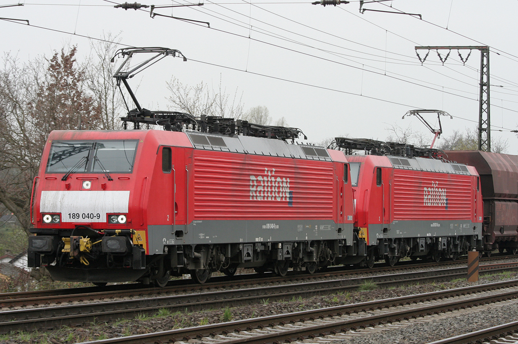 Die 189 040-9 fhrt in DT einen Kohlezug durch Duisburg Neudorf am 01.04.2011