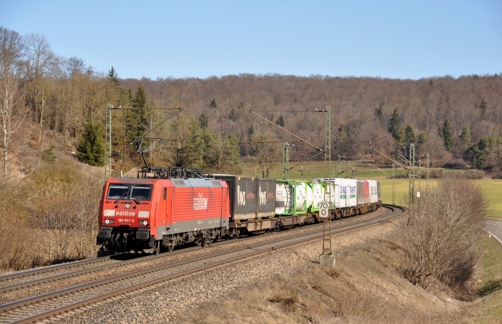 Die 189 057 zieht einen KLV Zug in Richtung Ulm.Die Aufnahme entstand dei schnstem Sonnenschein am 17.3.2012 bei Urspring auf der schwbischen Alb.