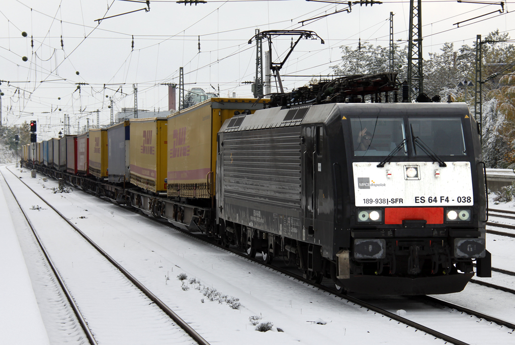 Die 189 938-4 / ES 64 F4 - 038 zieht einen TXL Zug durch Mnchen Heimeranplatz am 28.10.2012