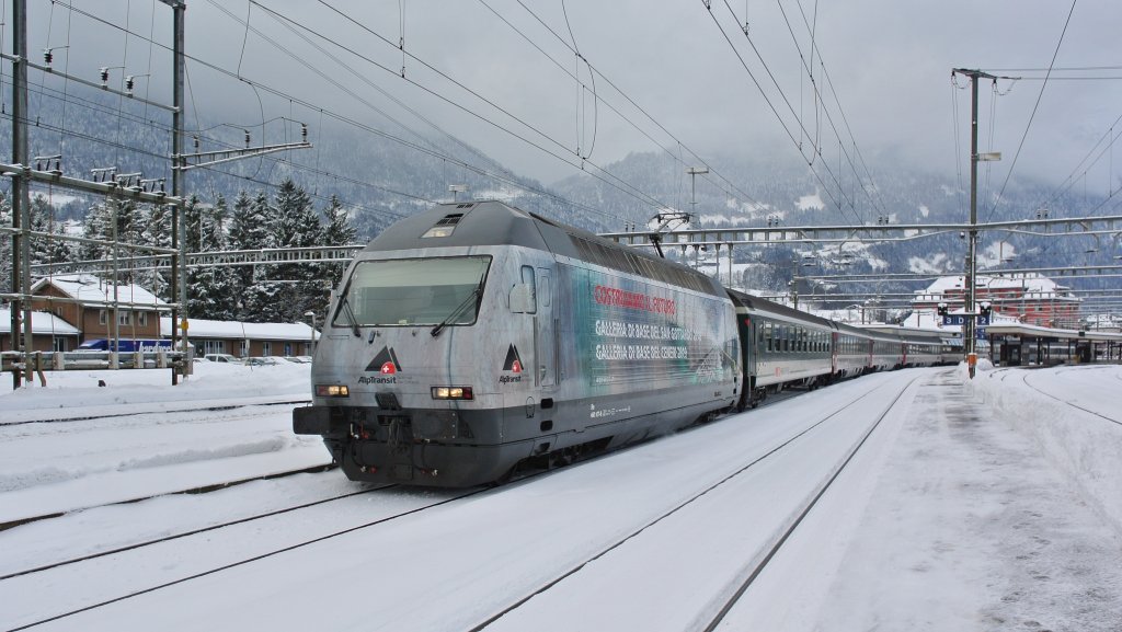 Die 2. neuste Werbe 460 der SBB: Re 460 107-6 (AlpTransit Gotthard) an der Spitze des IR 2271 bei Ausfahrt in Arth-Goldau, 11.12.2012.