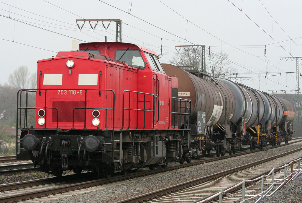 Die 203 118-5 durchfhrt Duisburg Neudorf am 01.04.2011