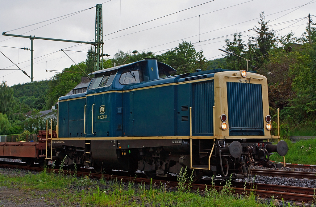 Die 212 376-8 ex DB V 100 2376 der Aggerbahn (Andreas Voll e.K., Wiehl) hat am 08.07.2012 alte Gleissegmente noch Mudersbach gebracht, die hier abgeladen und zwischengelagert wurden. 
Die V100.20 wurde 1965 bei Deutz unter der Fabriknummer  57776 gebaut und als V 100 2376 an die DB ausgeliefert. Die Umzeichnung in 212 376-8 erfolgte 1968, die Ausmusterung 2010. ber ALS, Stendal kam sie dann 2011 zur Aggerbahn, die kompl. NVR-Nummer ist  92 80 1212 376-8 D-AVOLL.