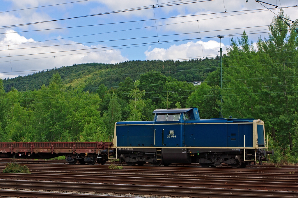 Die 212 376-8 ex DB V 100 2376 der Aggerbahn (Andreas Voll e.K., Wiehl) abgestell am 22.07.2012 in Betzdorf (Sieg)
Die V100.20 wurde 1965 bei Deutz unter der Fabriknummer  57776 gebaut und als V 100 2376 an die DB ausgeliefert. Die Umzeichnung in 212 376-8 erfolgte 1968, die Ausmusterung 2010. ber ALS, Stendal kam sie dann 2011 zur Aggerbahn, die kompl. NVR-Nummer ist  92 80 1212 376-8 D-AVOLL.