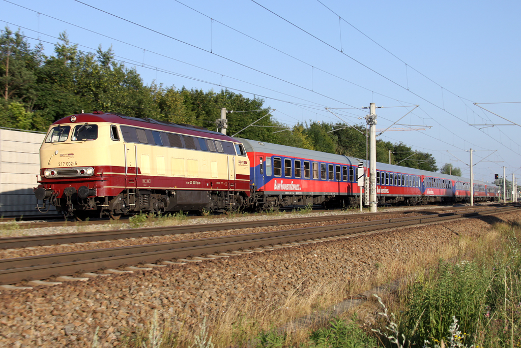 Die 217 002-5 zieht einen BTE Sonderzug von Starnberg durch Mering St. Afra nach Neuenmarkt am 16.07.2013