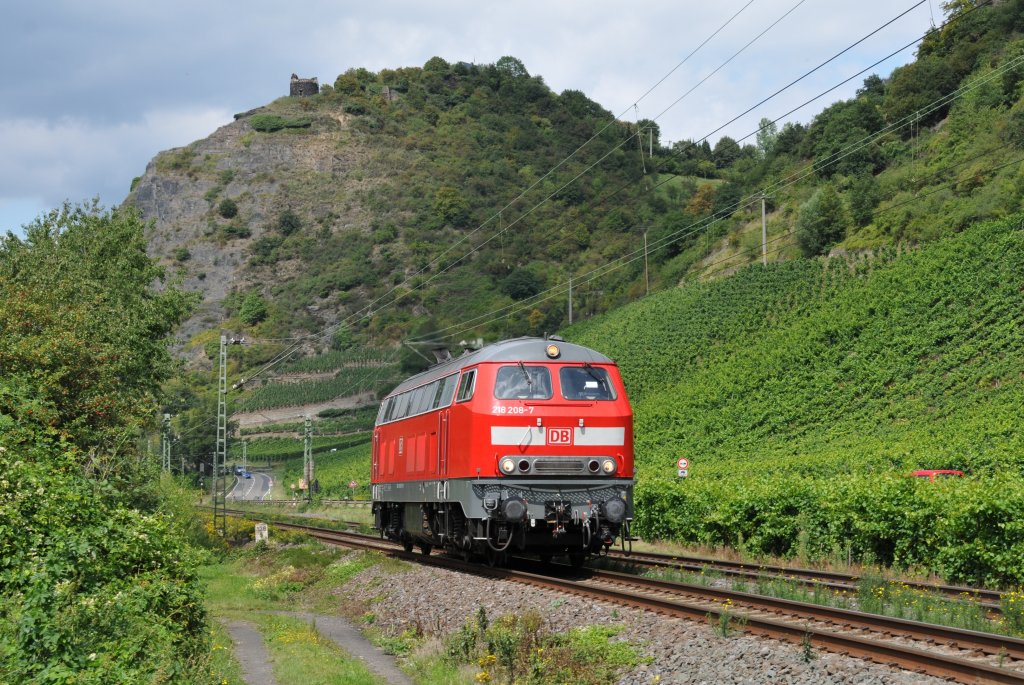 Die 218 208-7 raste am 20/08/2011 solo rechtsrheinisch in Richtung Sden, hier aufgenommen bei Leutesdorf. 