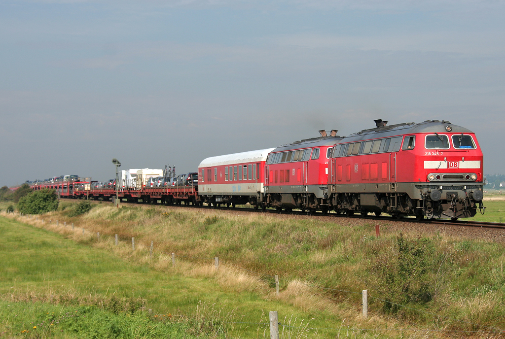Die 218 345-7 zieht einen Syltshuttle in DT von Westerland auf Sylt hinter Keitum Richtung Niebll am 21.08.2011