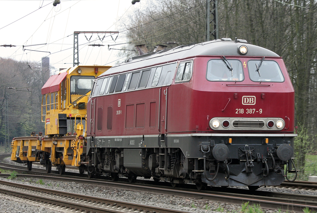Die 218 387-9 mit einem kleinen Bauzug durchfhrt Duisburg Neudorf am 01.04.2011