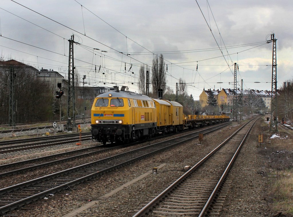 Die 218 391 mit einem leeren Schienenzug am 08.04.2012 bei der Durchfahrt am Heimeranplatz (Mnchen).