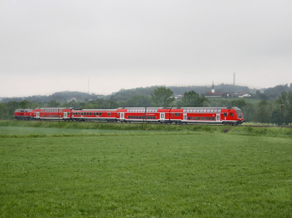 Die 218 403 am 28.05.2011 schiebend unterwegs bei Hebertsfelden mit einem Sonderzug von Pfarrkirchen nach Augsburg.  