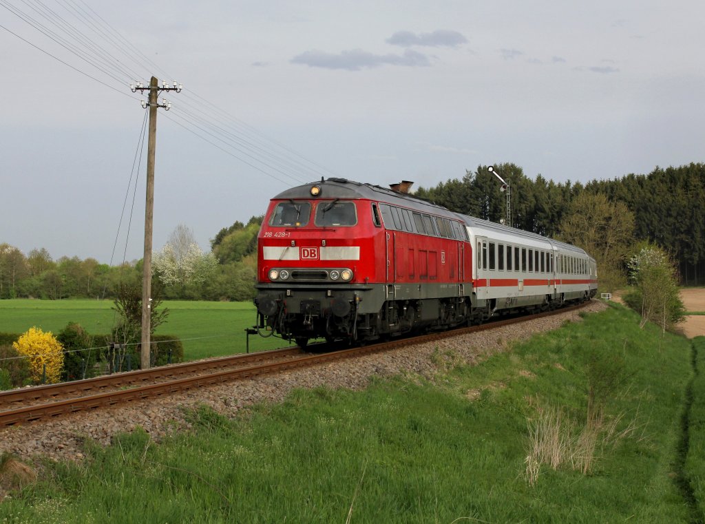 Die 218 428 mit dem IC Rottalerland am 27.04.2013 bei der Einfahrt in Bad Birnbach.