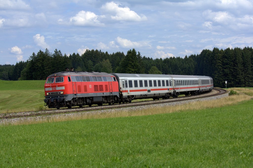 Die 218 464 mit dem IC 2085 am 09.08.2012 in der Nhe von Kipfenberg.