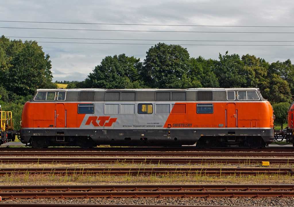 Die 221 134-0 der RTS Rail Transport Service abgestellt am 18.07.2012 im ICE Bahnhof Montabaur. 
Die V200.1 wurde 1965 bei Krauss-Maffei unter der Fabriknummer 19254 gebaut und als DB V200 134 ausgeliefert, 1968 wurde sie in 221 134-0 ungezeichnet, 1989 kam sie dann nach Griechenland als OSE A418, 2002 wieder nach Deutschland zur PEG und 2006 zur EBW als V270.07. 
Die Baureihe V 200.1 ist eine Weiterentwicklung der Baureihe V 200.0. Von der Baureihe V 200.0 unterscheidet sich die V 200.1 im Wesentlichen durch die strkeren Antriebsmotoren von 2  1350 PS gegenber 2  1100 PS. Die Hchstgeschwindigkeit betrgt  140 km/h.
Diese Lok hier bekamm bei der EBW zwei noch strkere Motoren  mit 2 x 1.380 kW (2 x 1.875 PS = 3750PS).
