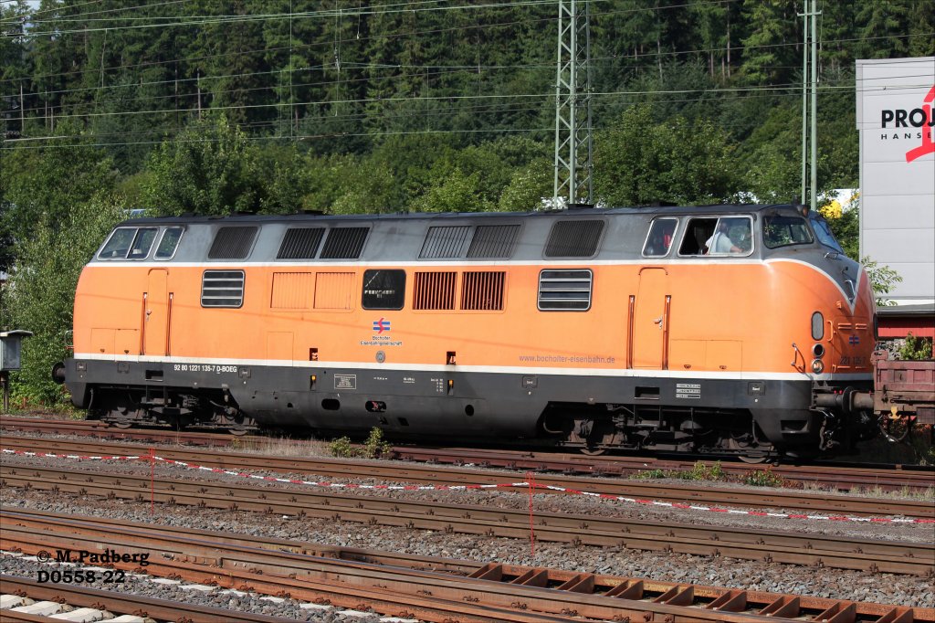 Die 221 135-7 der Bochholder Eisenbahngesellschaft am 22.07.12 mit einem Arbeitszug im Bf. Altenhundem /Sauerland  92 80 1221 135-7 D-BOEG