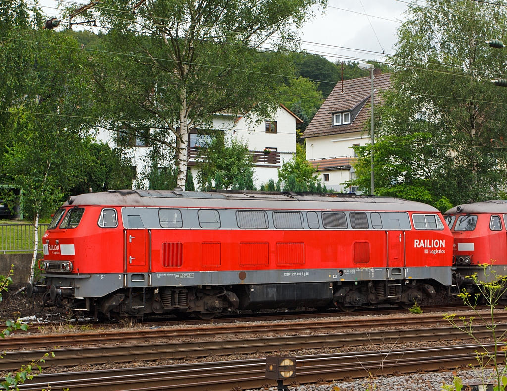 Die 225 018-1 der DB Schenker Rail abgestellt am 16.07.2012 in Kreuztal. Die V160 wurde 1970 bei Krupp unter der Fabriknummer 5039 gebaut und als 215 018-3 ausgeliefert, 2001 erfolgte die Umzeichnung in 225 018-3.