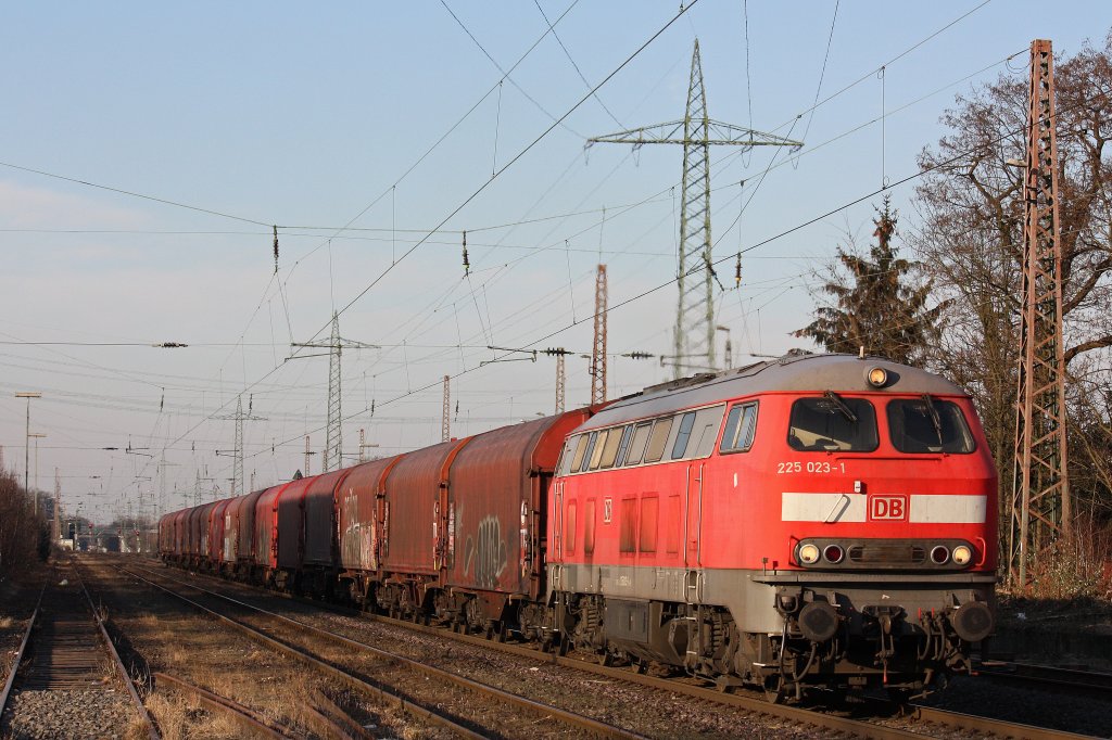 Die 225 023 fuhr am 6.2.12 mit einem leeren Coilzug durch Ratingen-Lintorf.