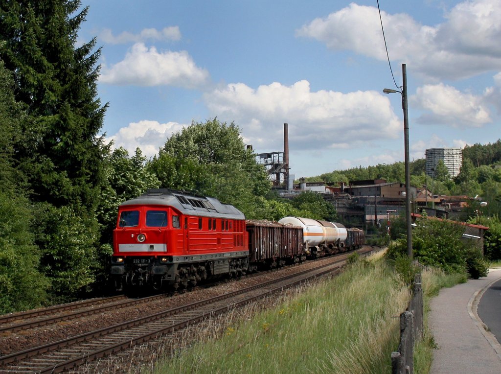Die 232 131 am 24.06.2011 mit einem Gterzug unterwegs bei Sulzbach Rosenberg. 