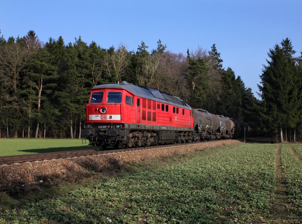 Die 232 601 mit einem Gterzug am 22.03.2013 unterwegs bei Alttting.