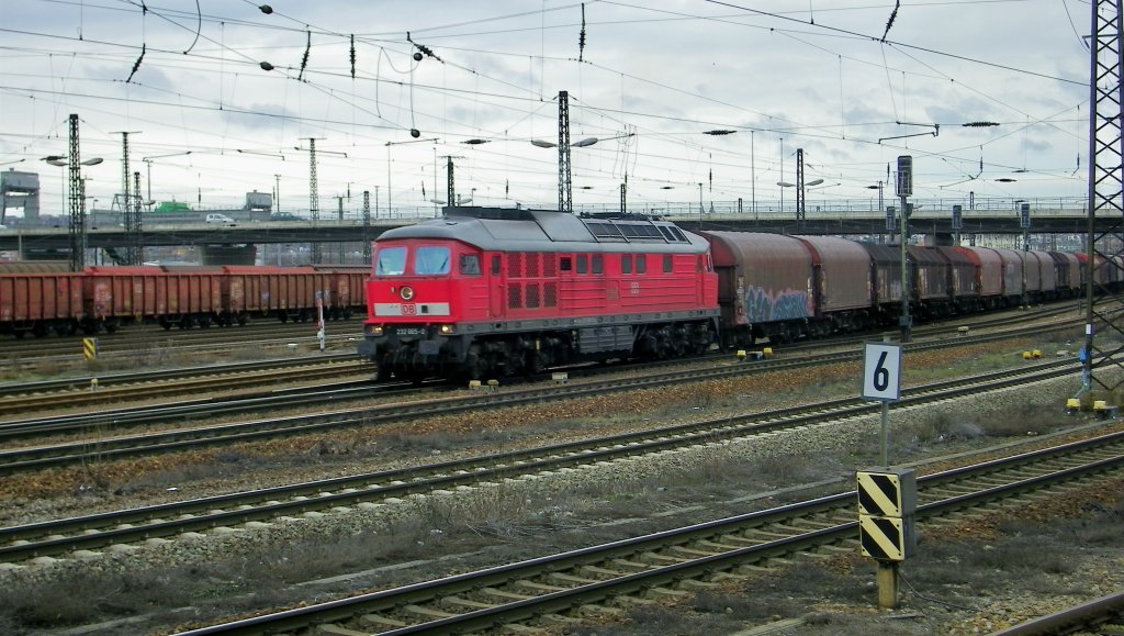 die 232 665-0 fhrt mit ihren Waggons aus dem Gterbahnhof Dresden-Friedrichstadt Richtung Dresden Hbf (30.01.2013) 