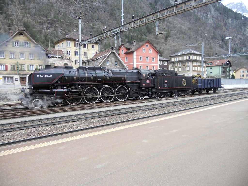 Die 241 A 65 mit dem Vereinseigenen Kohlewagen mit Kran am 13.3.2011 beim rangieren im Bahnhof Erstfeld.