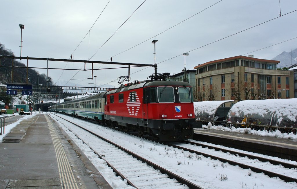 Die 420 203-2 zieht den rund 70 Min. verspteten EC 114 in den Bahnhof Bellinzona. Der Zug besteht aus 6 FS Wagen, am Zugschluss werden noch drei Bpm61 Refit der SBB nach Zrich berfhrt, 15.12.2012.