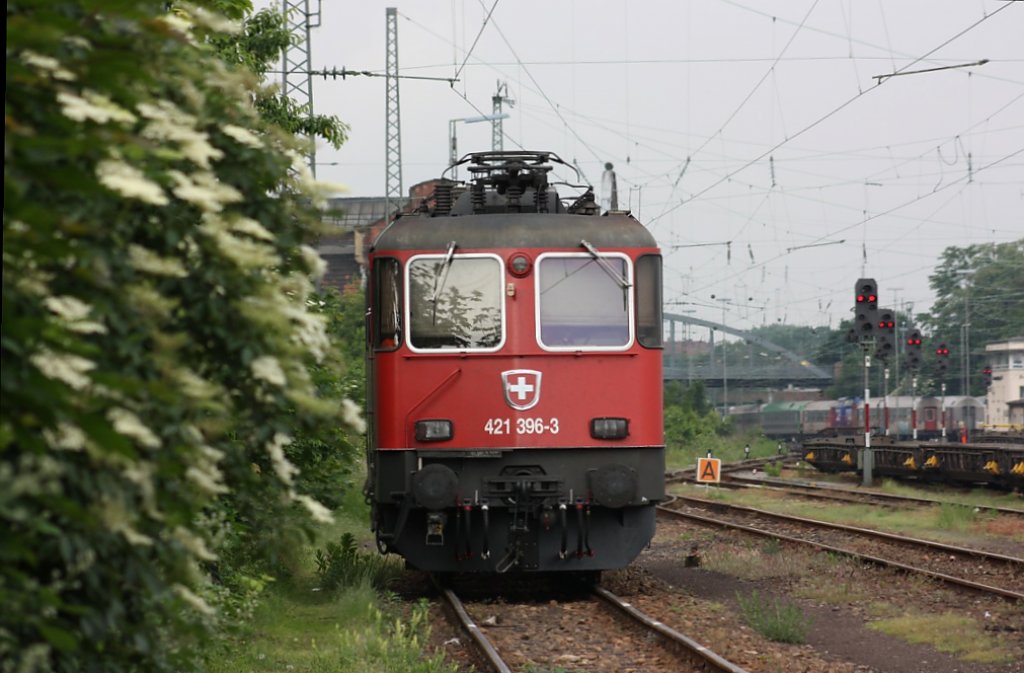 Die 421 396-3 beim rangieren beim alten Gterbahnhof in Freiburg. Der Weg ist ffentlich zugnglich 