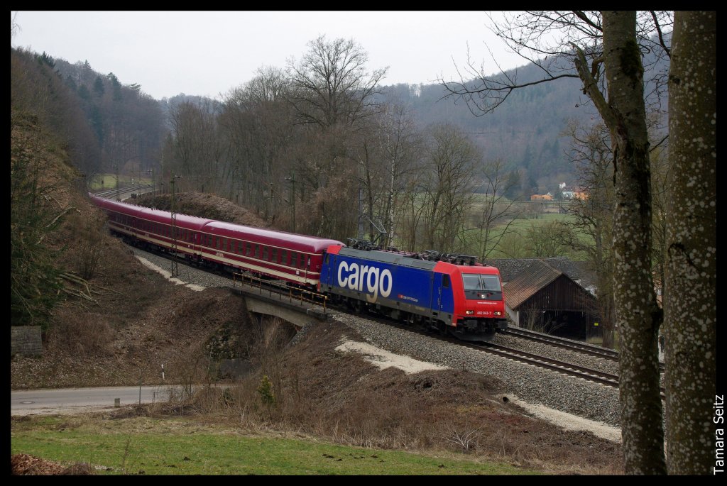 Die 482 043 von sbb cargo erreicht am 23.03.2013 Treuchtlingen. Am Haken hat sie einen aus euro-express wagen bestehenden Sonderzug.