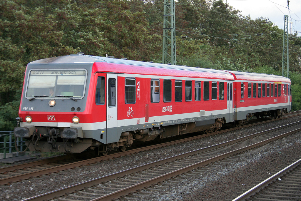 Die 628 496 fhrt als RB38 von Dsseldorf nach Grevenbroich durch Dsseldorf Vlklinger Strae am 19.10.2011